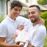 Mia, filha de Lucas Rangel e Lucas Bley, inicia aulas de inglês ainda bebê